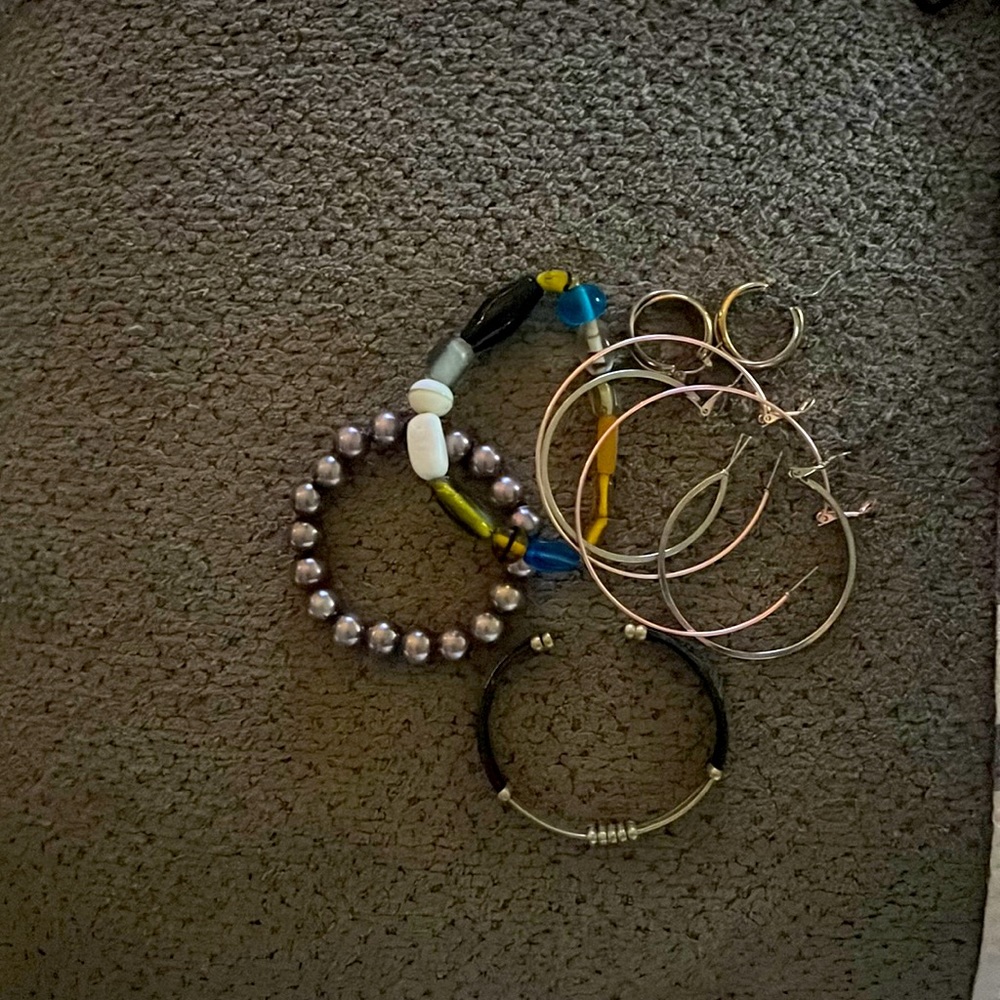 Earrings/bracelets